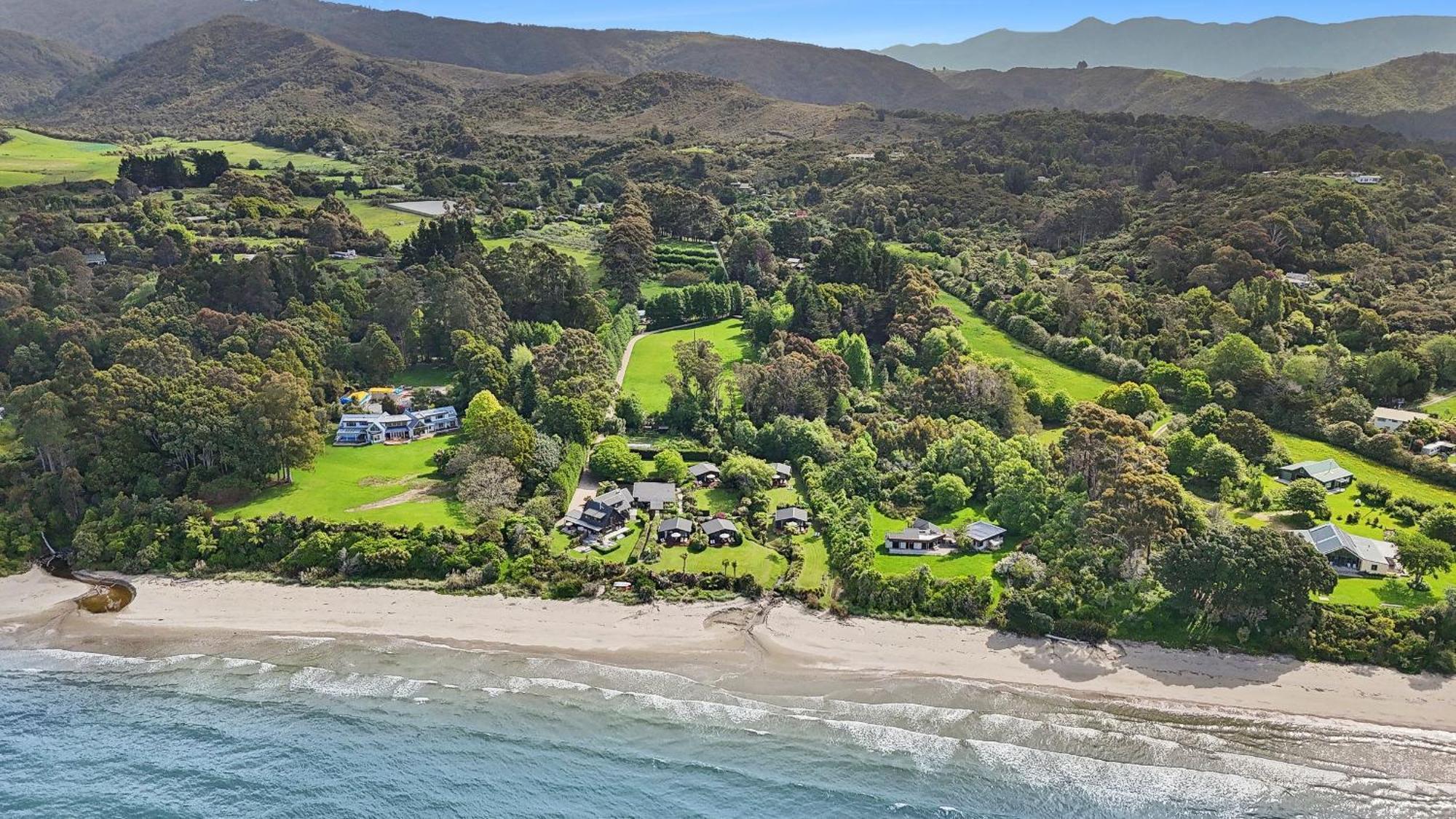 Adrift In Golden Bay- Absolute Beachfront Villas (Adults Only) Collingwood Esterno foto